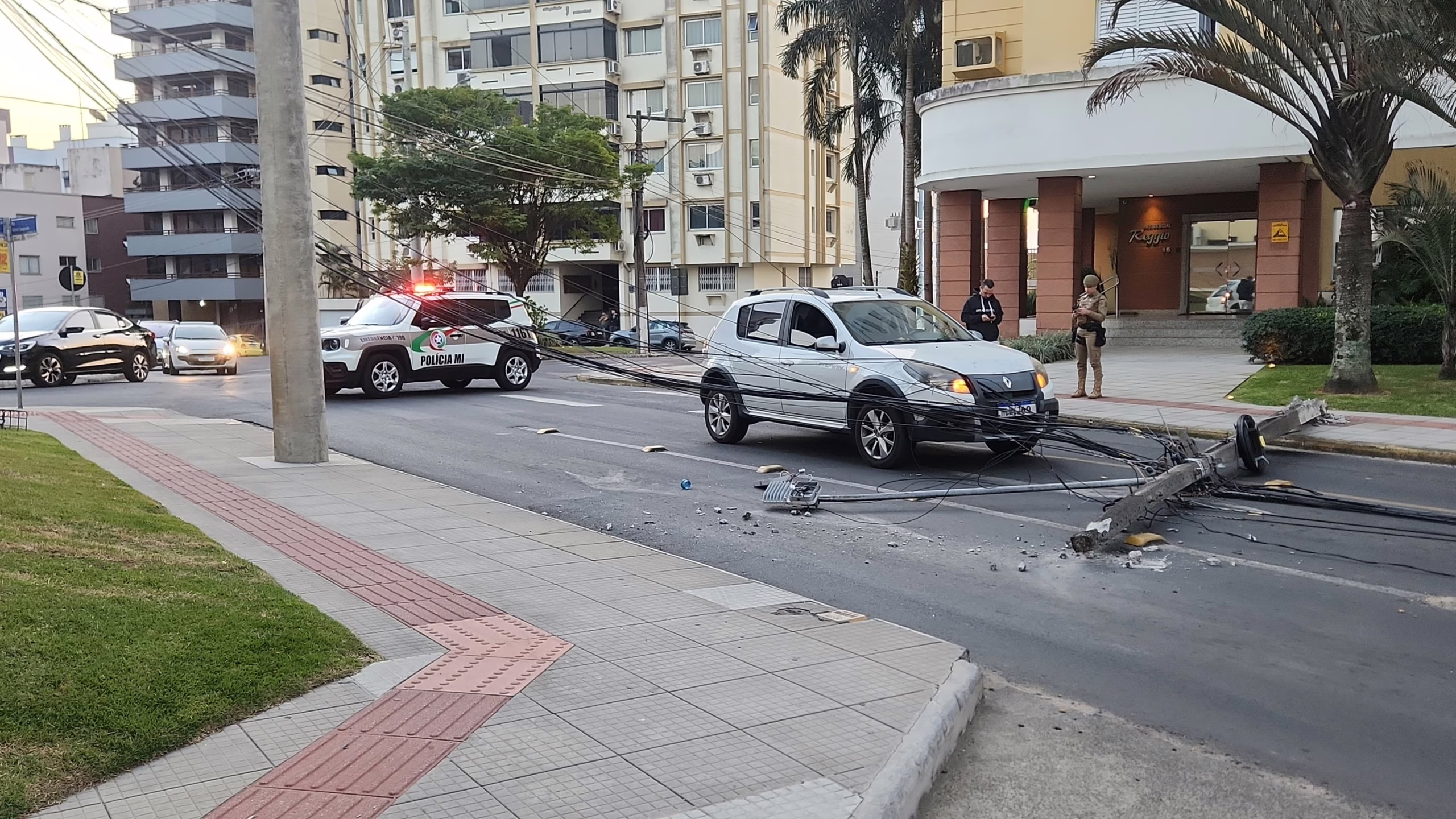 Poste derrubado por caminhão quase atinge automóvel em Criciúma l Foto: Divulgação Prefeitura de Criciúma Poste derrubado por caminhão quase atinge automóvel em Criciúma l Foto: Divulgação Prefeitura de Criciúma