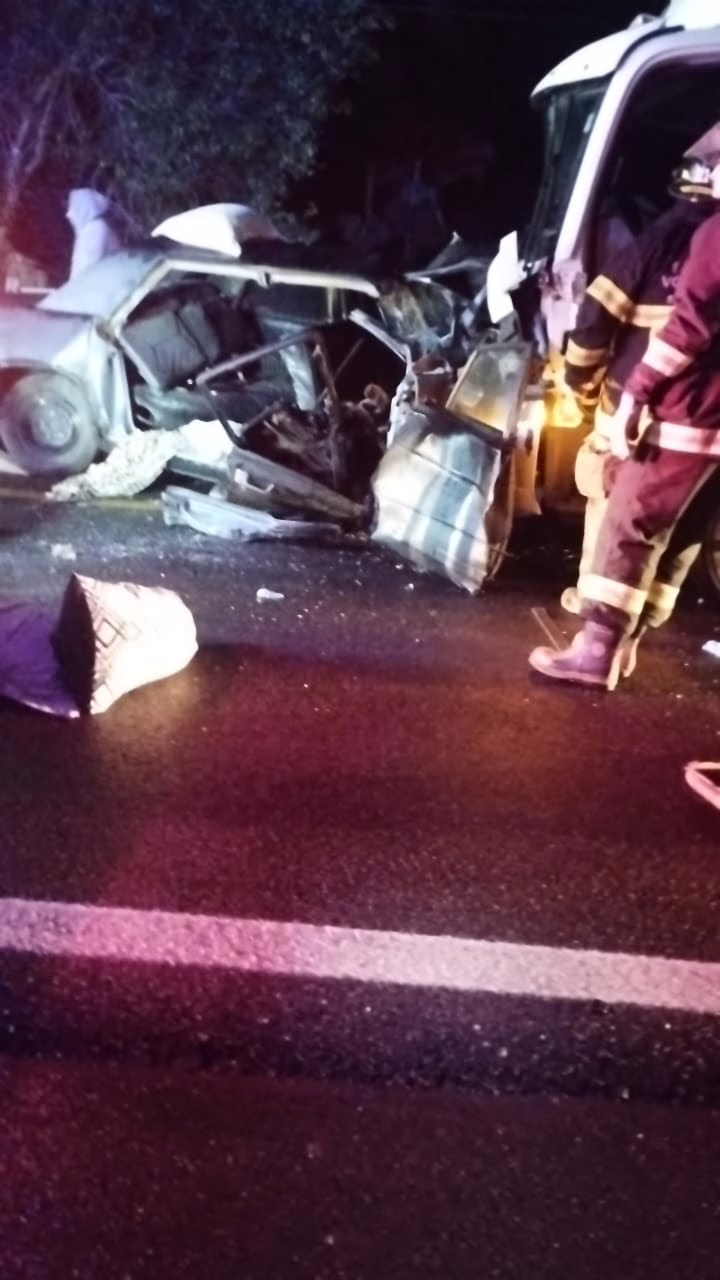 Carro 'entra' em caminhão e mata três pessoas na BR-470 em SC