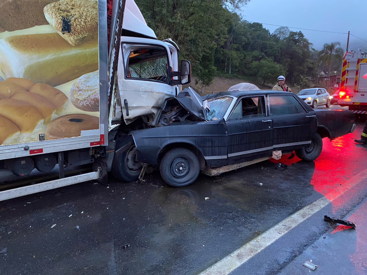 Carro 'entra' em caminhão e mata três pessoas na BR-470 em SC
