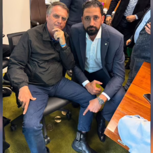 Bolsonaro mostra tornozeleira pela 1ª vez e chama medida de 'máxima humilhação'. - Foto: Redes sociais/Reprodução