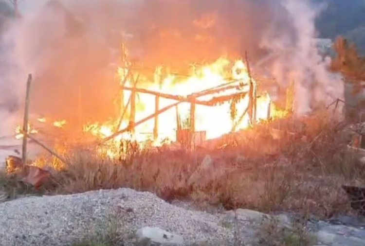 Sete animais morrem e casa fica destruída após incêndio. – Foto: Reprodução/SBT News