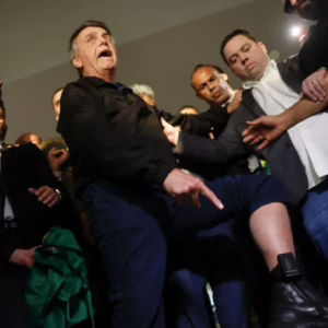 Jair Bolsonaro exibe sua tornozeleira eletrônica.
Créditos: Pedro Ladeira/Folhapress