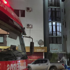 VÍDEO: Laje desaba em prédio de SC durante a madrugada e assusta moradores -  Imagens: CBMSC