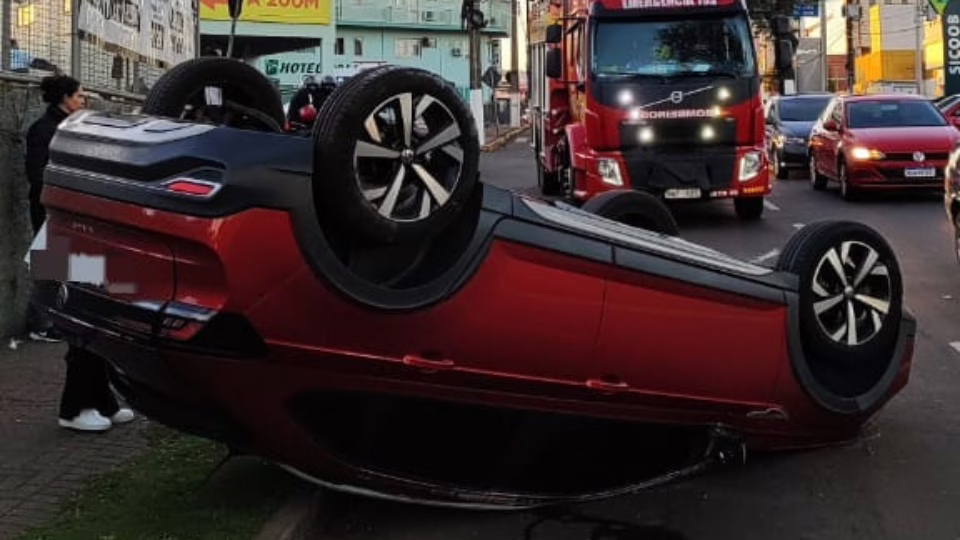 Carro fica com as rodas para cima após colisão no Oeste de SC; veja imagens