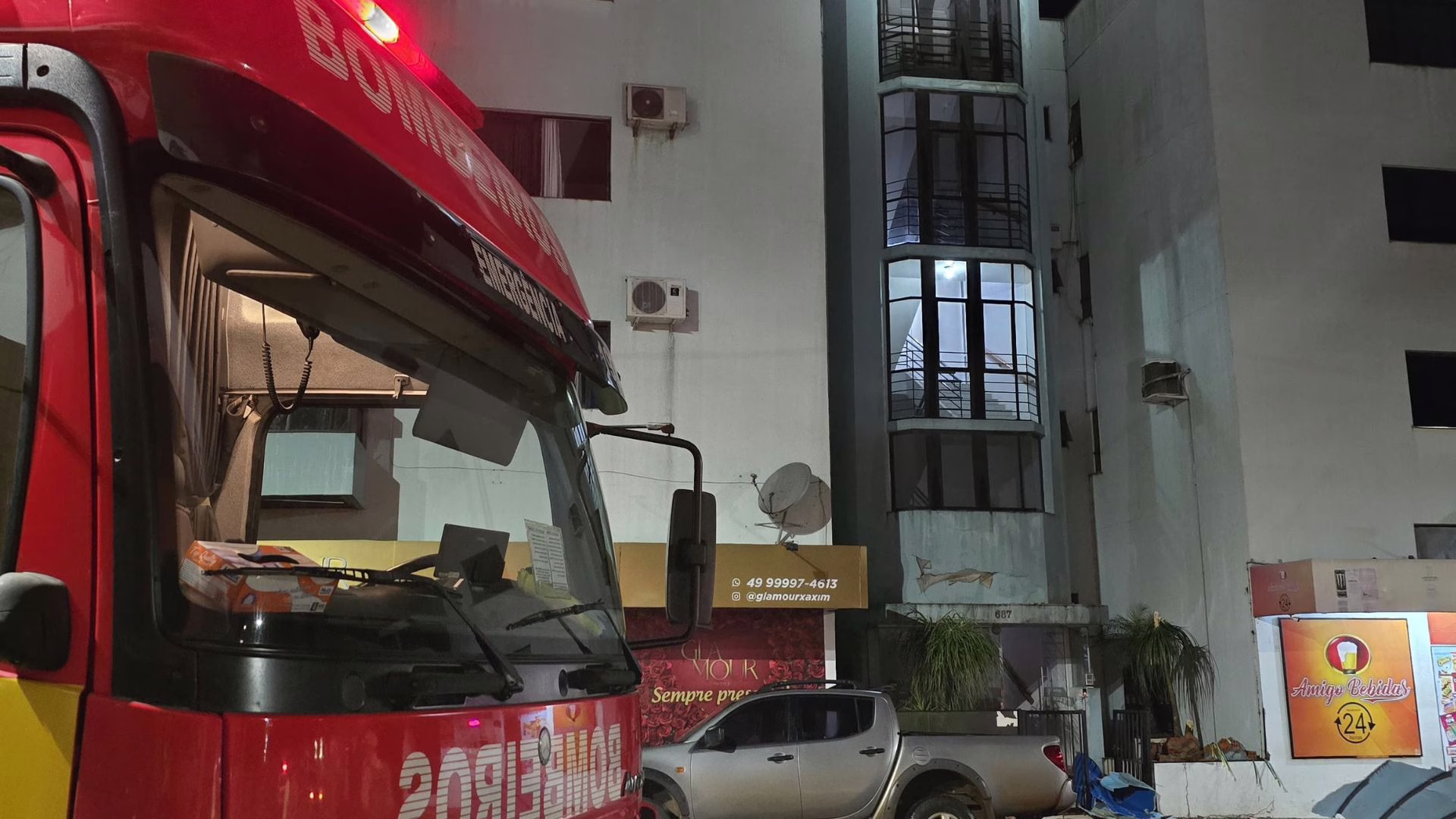 VÍDEO: Laje desaba em prédio de SC durante a madrugada e assusta moradores –  Imagens: CBMSC