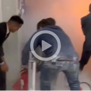 Veja o momento exato em que homem incendeia lotérica em shopping de SC | Foto: Jornal Razão/Reprodução