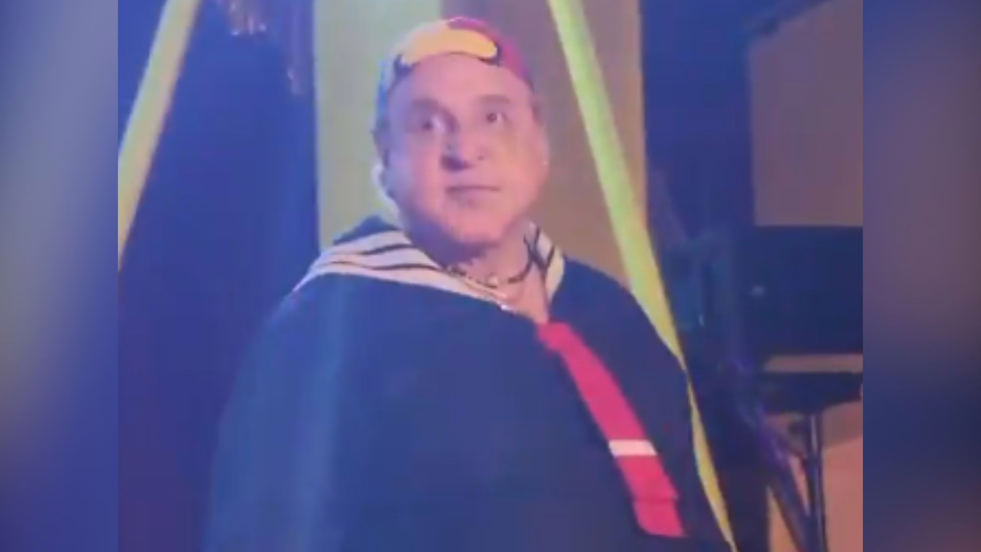 Quico aparece de surpresa em apresentação e revive personagem; veja vídeo | Foto: @forumchaves/Reprodução