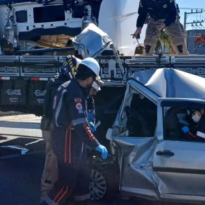 Carro é prensado por caminhão após acidente na BR-101 em SC | Foto: PRF/Reprodução