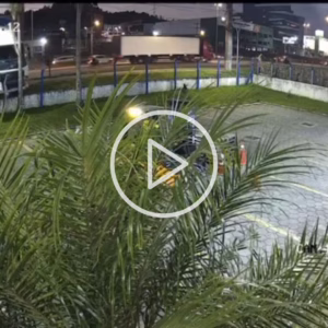 Caminhoneiro bêbado atropela motociclista na BR-101; veja vídeo | Foto: Câmera de Monitoramento/Reprodução