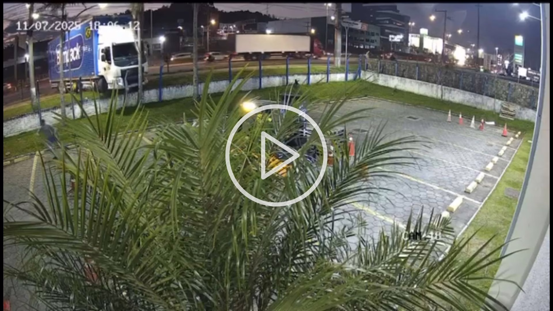 Caminhoneiro bêbado atropela motociclista na BR-101; veja vídeo | Foto: Câmera de Monitoramento/Reprodução