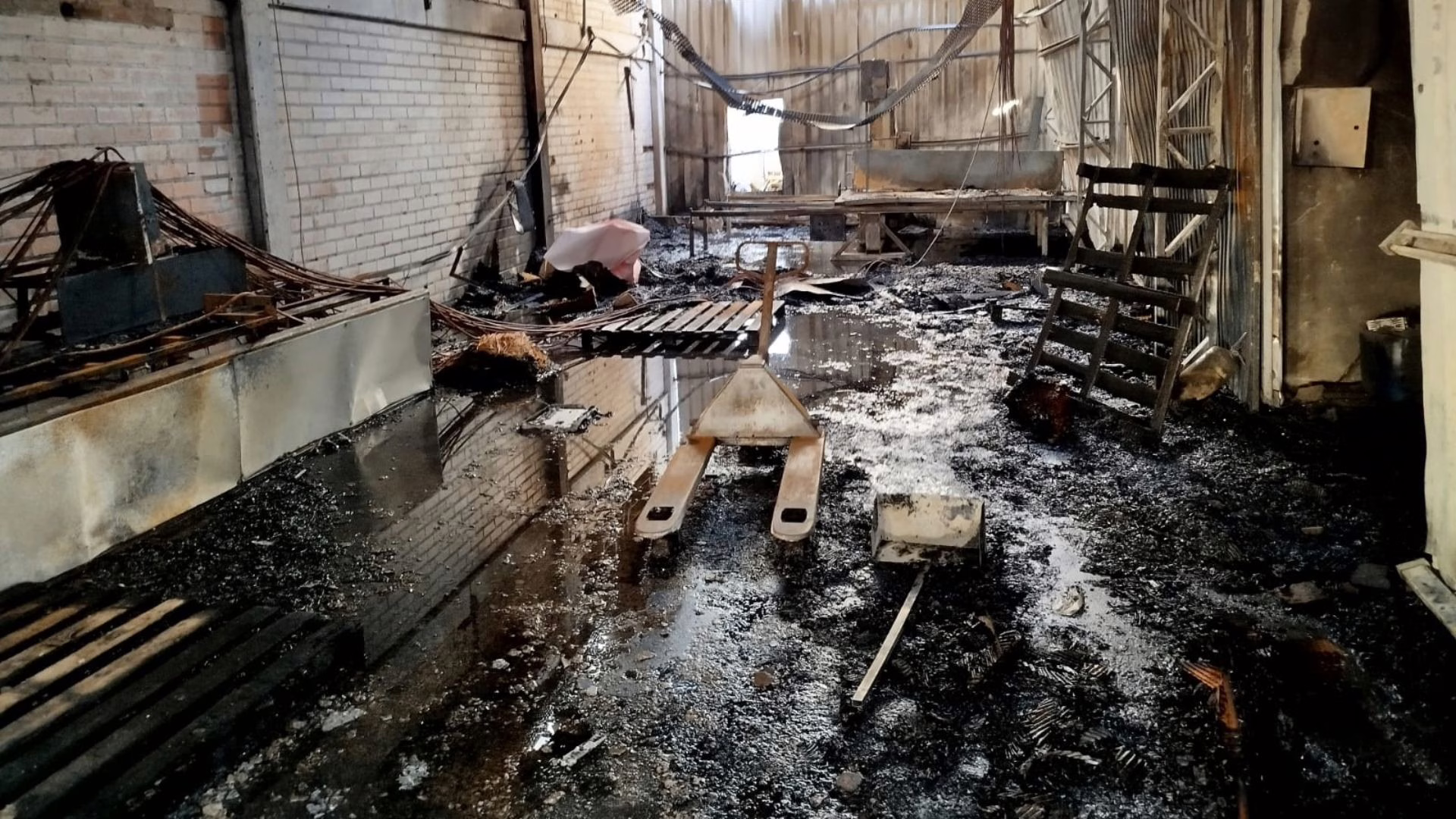 Imagens mostram como ficou indústria de SC após incêndio que matou homem | Foto: CBMSC/Reprodução