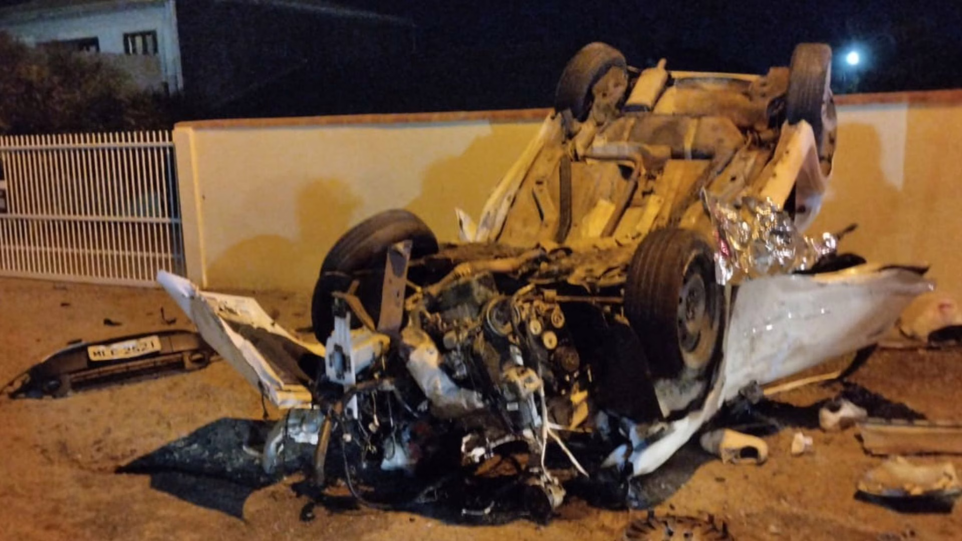 Grave acidente na BR-101 deixa jovem preso às ferragens – Imagem: CBMSC