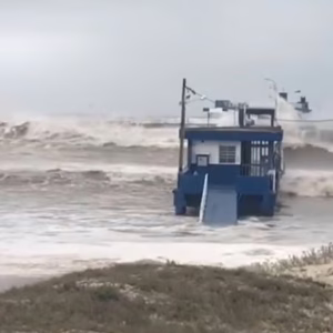 Ciclone destrói parte da plataforma marítima no RS. | Foto: Osório na Web/ reprodução.