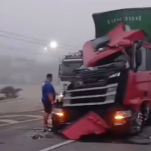 Carreta fica destruída e causa congestionamento após acidente na BR-101 | Foto: Redes sociais/Reprodução