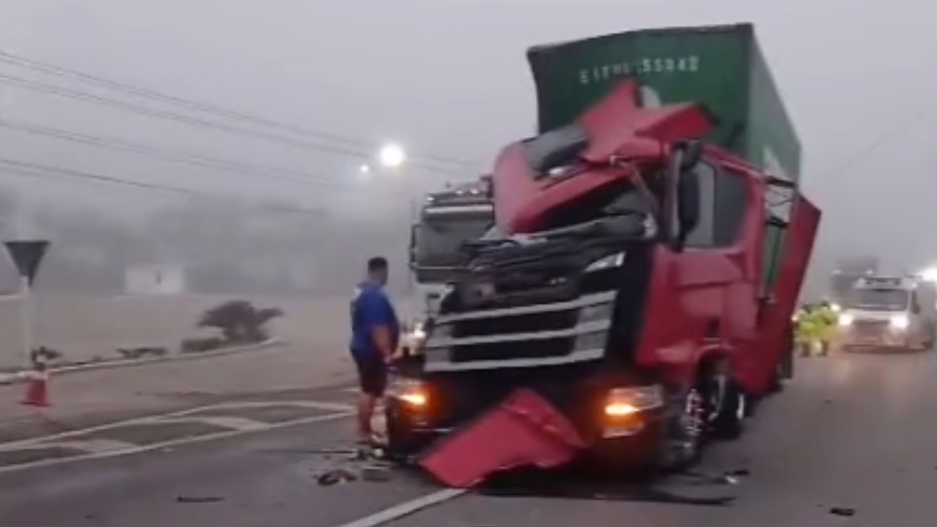 Carreta fica destruída e causa congestionamento após acidente na BR-101 | Foto: Redes sociais/Reprodução
