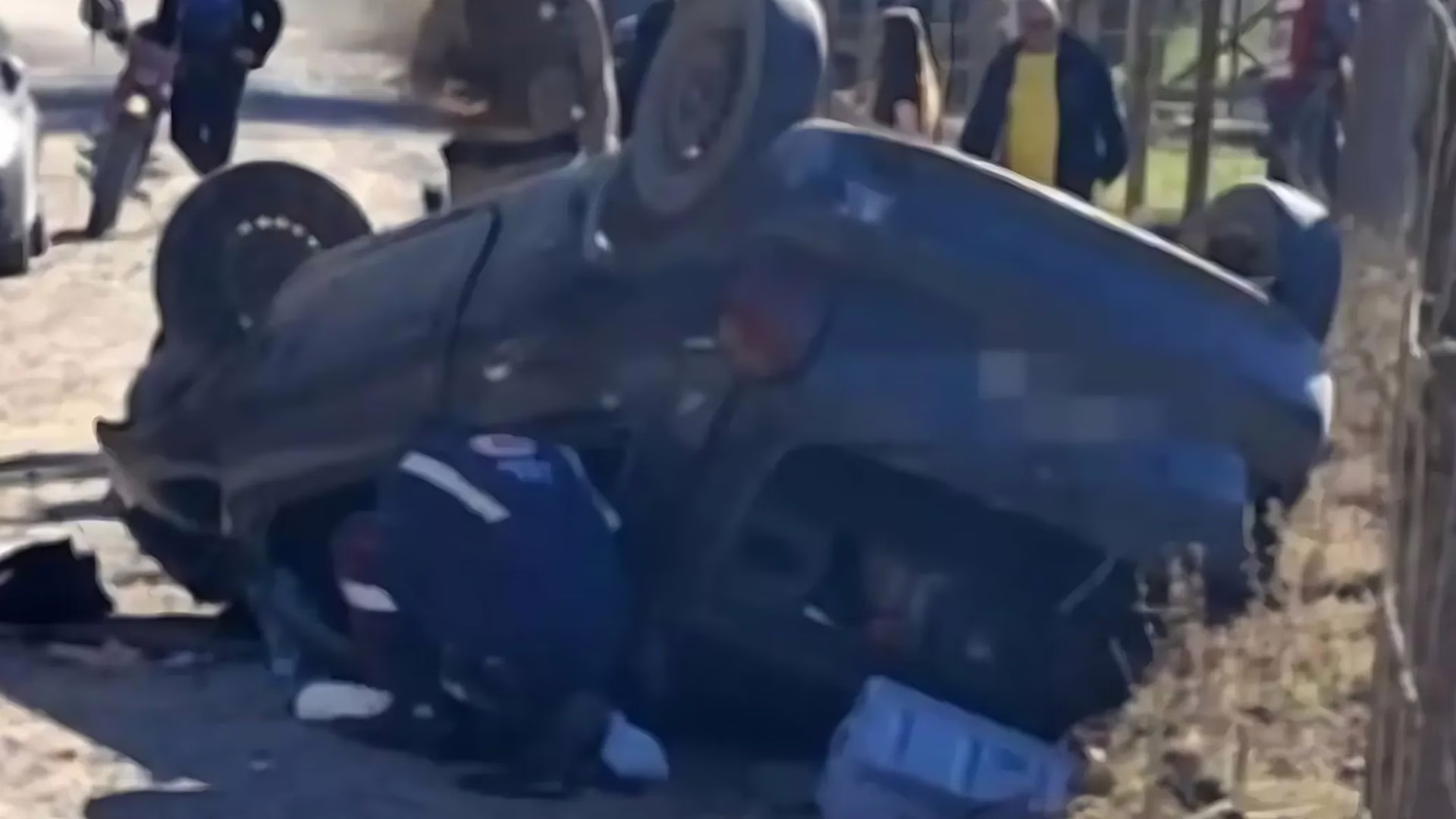Jovem morre ao capotar carro em estrada rural de SC; namorada foi arremessada do veículo – Imagem: reprodução/ Visor notícias
