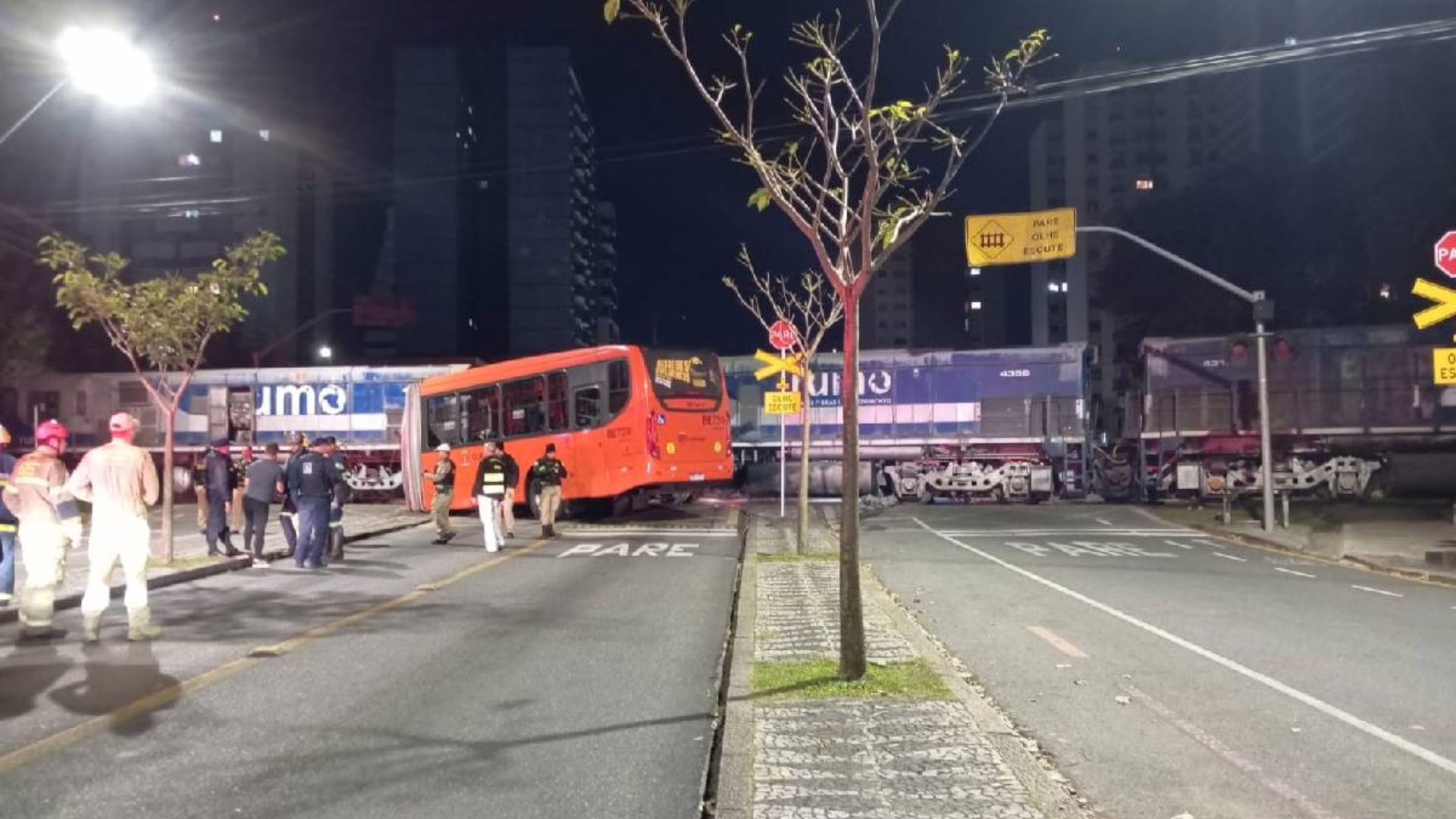 Trem parte ônibus ao meio e deixa vários feridos; veja vídeo | Foto: Luiz Carlos de Jesus/Rede Massa