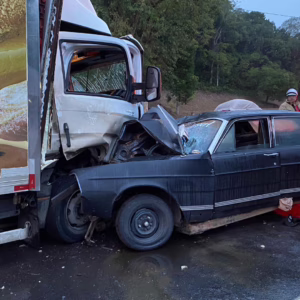 Carro 'entra' em caminhão e mata três pessoas na BR-470 em SC | Foto: Bombeiros Voluntários/Reprodução
