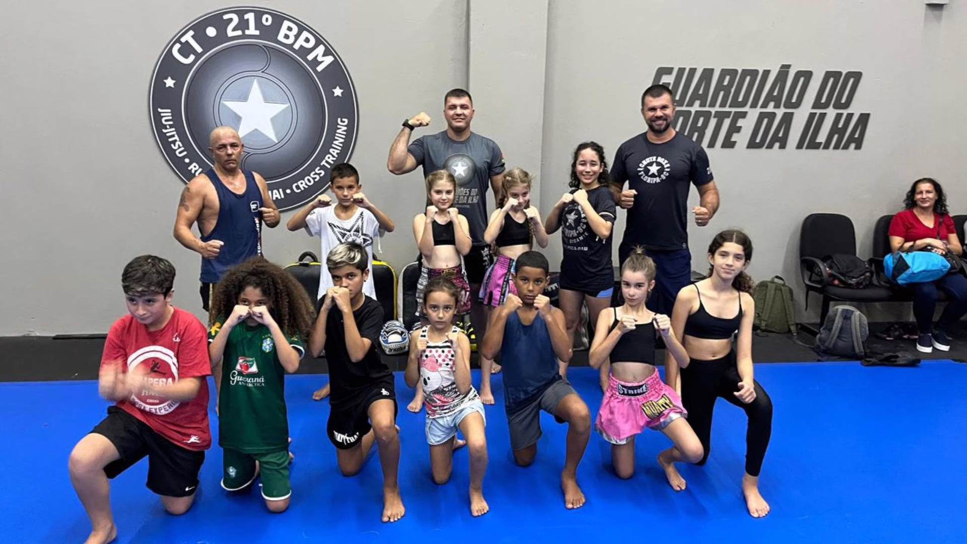 Projeto da PM usa Muay Thai para transformar vidas em Florianópolis. – Foto: 21 BPM/Cedidas
