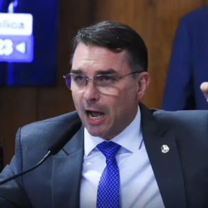 Flávio Bolsonaro diz que Moraes precisa de 
