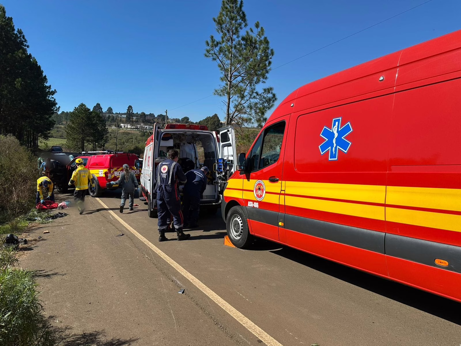 Motociclista atropela quatro pessoas em SC; bebê de 8 meses está entre as vítimas | CBMSC