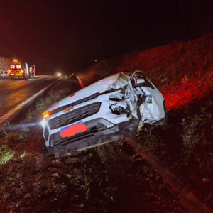 Mãe e filha ficam feridas em acidente envolvendo veículo de transporte de saúde; condutor do outro carro fugiu do local | Imagem: Corpo de Bombeiros de Maravilha