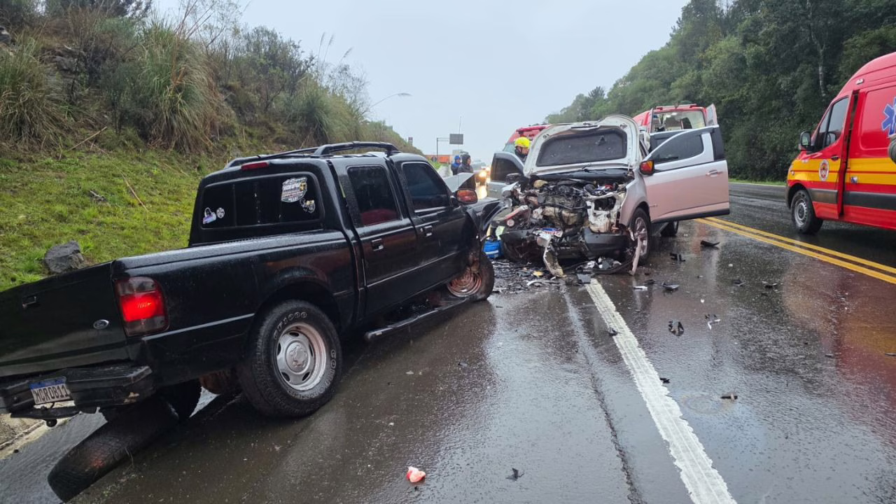 Acidente entre caminhonetes na BR-282 mobiliza equipes de resgate em Lages | Foto: 5º BBM