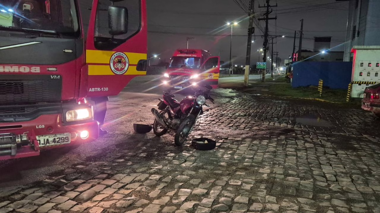 Acidente entre carro e moto deixa mulher ferida em Lages | Foto: 5º BBM