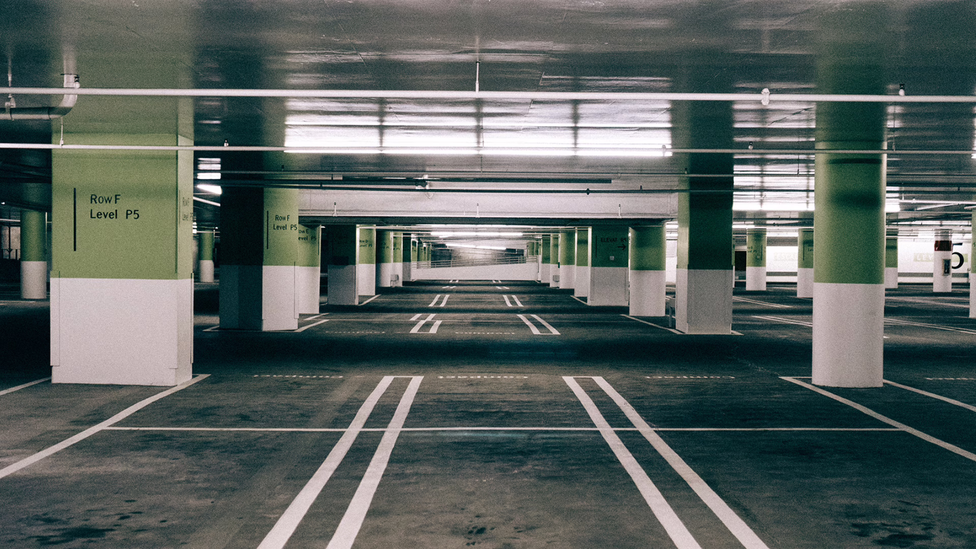 Adolescente é eletrocutado ao encostar em poste no estacionamento de shopping | Imagem Ilustrativa | Foto: Canva 