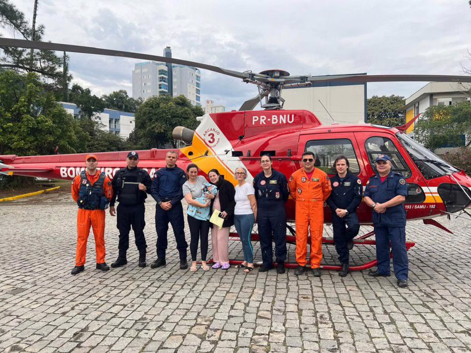Agentes de trânsito salvam bebê engasgado com leite materno em Blumenau
