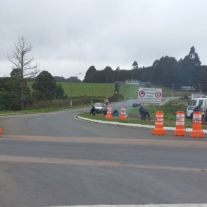 Avenida Juscelino Kubitschek é liberada para veículos após desmoronamento | Fotos: Divulgação / Diretran
