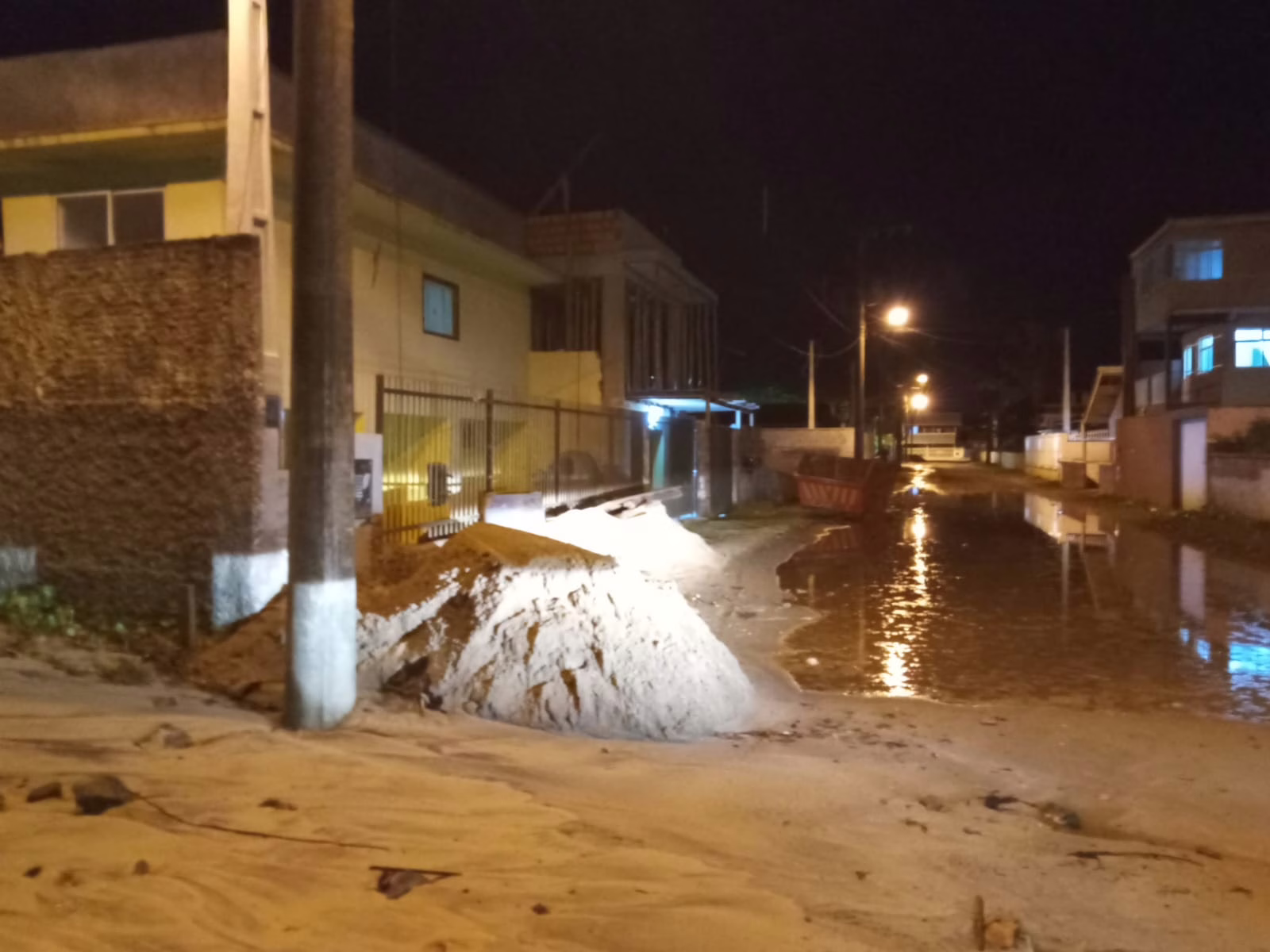 Balneário Barra do Sul sofre danos após ressaca e decreta situação de emergência
