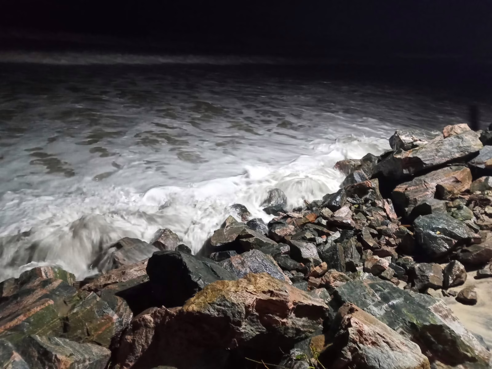Balneário Barra do Sul sofre danos após ressaca e decreta situação de emergência
