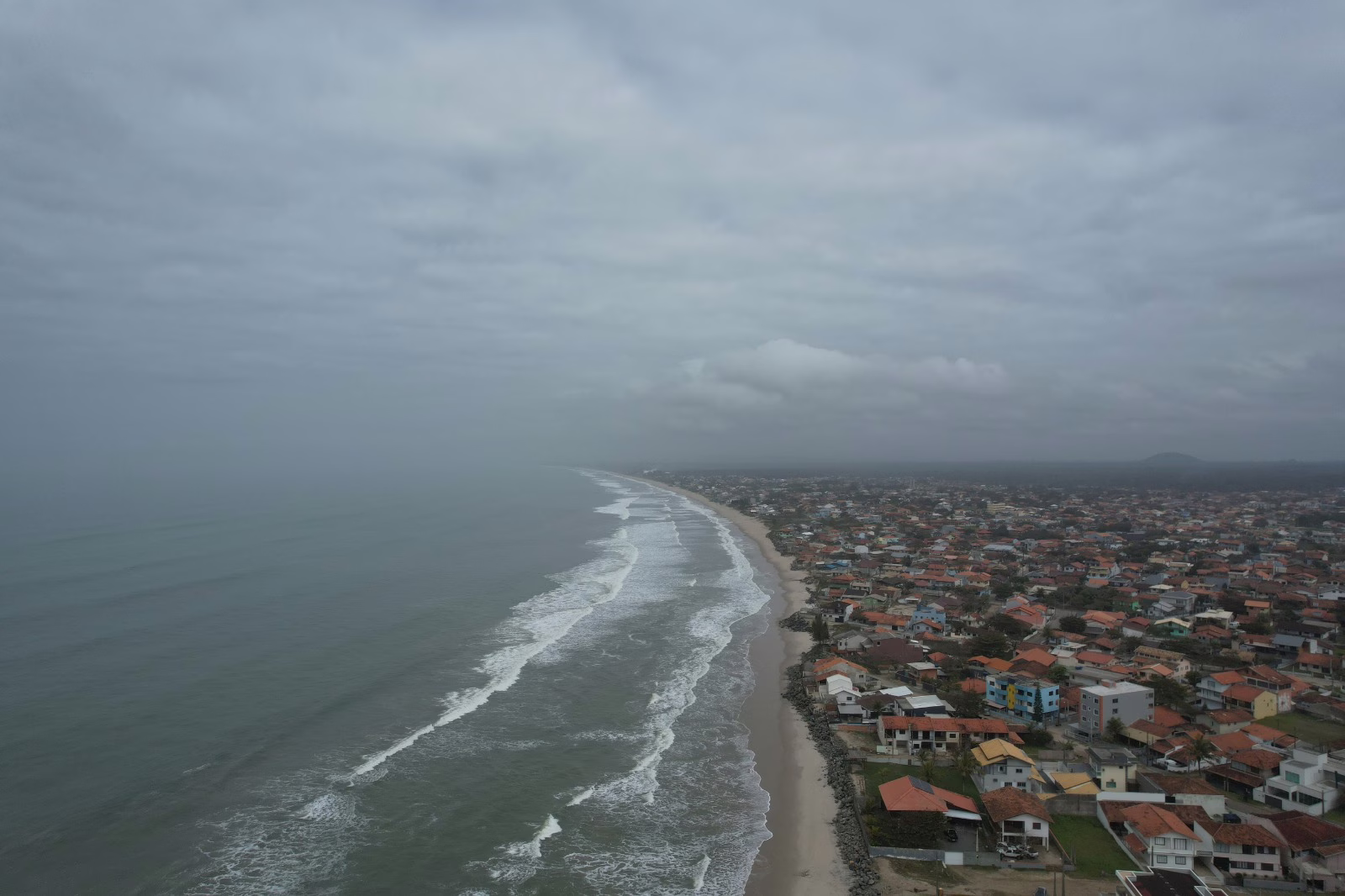 Balneário Barra do Sul sofre danos após ressaca e decreta situação de emergência