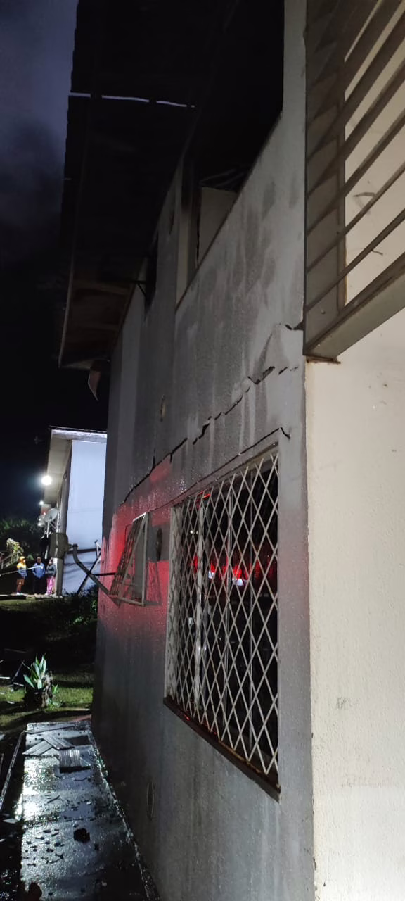Botijão de gás explode e causa incêndio em apartamento de SC