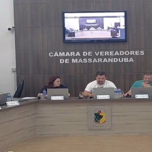 Vereador de SC passa mal e põe a mão no peito, antes de cair na tribuna - Reprodução/Câmara de Vereadores