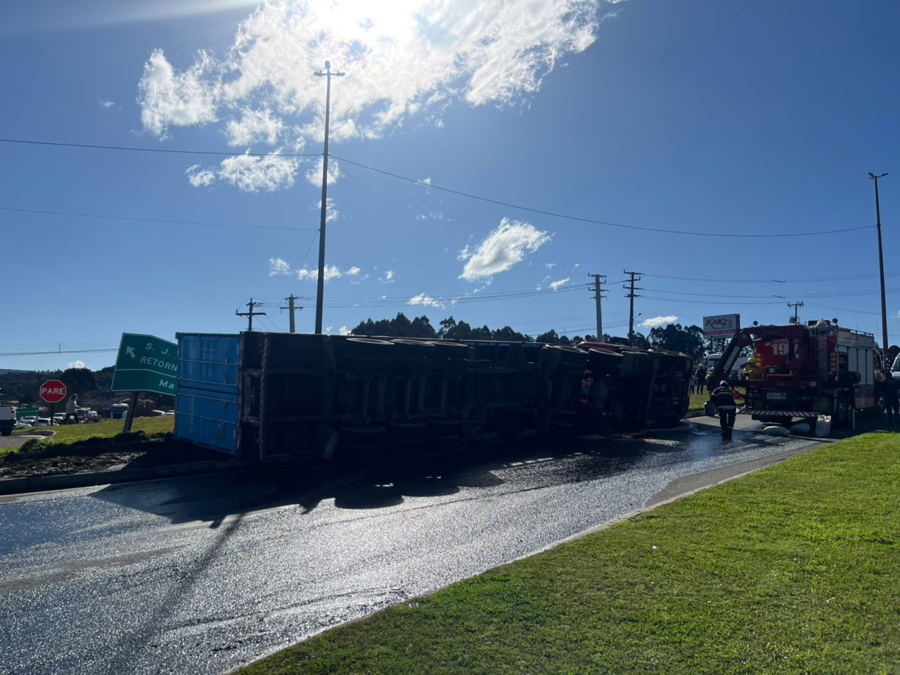 Caminhão tomba na BR-116 em Lages e Bombeiros realizam resgate de vítima
