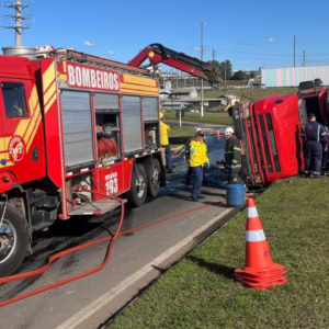 Caminhão tomba na BR-116 em Lages e Bombeiros realizam resgate de vítima | Foto: Isabela Reche