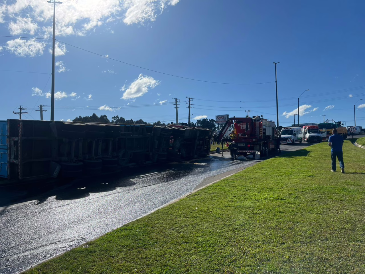 Caminhão tomba na BR-116 em Lages e Bombeiros realizam resgate de vítima