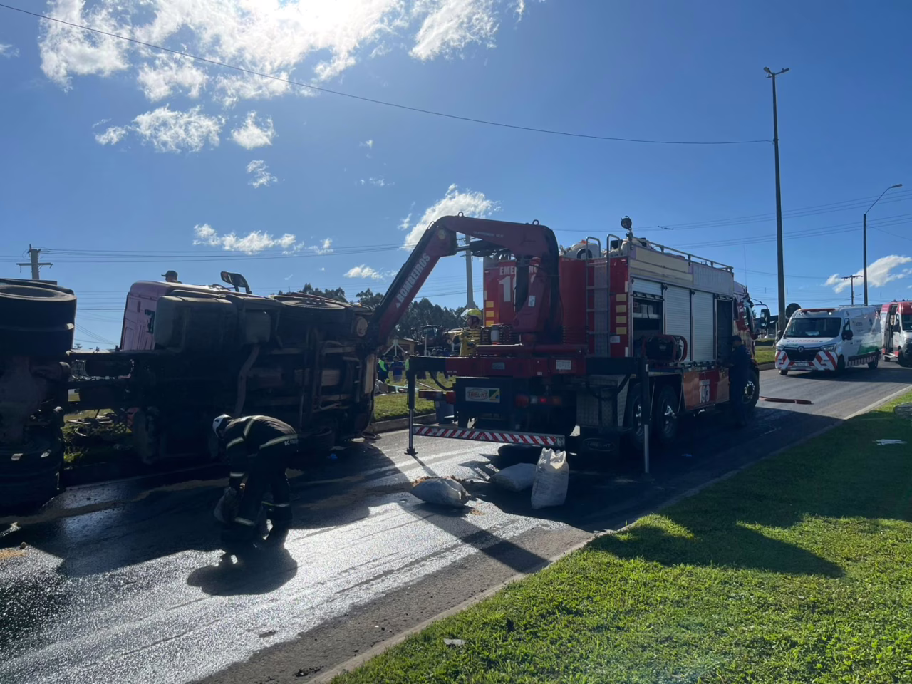 Caminhão tomba na BR-116 em Lages e Bombeiros realizam resgate de vítima