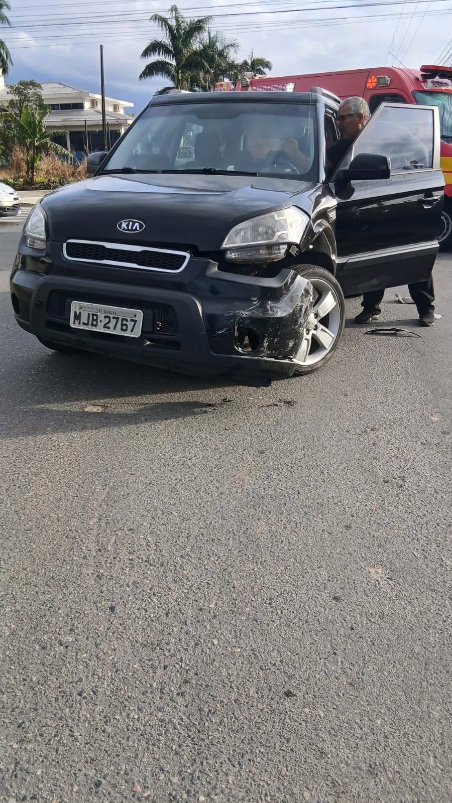 Carro cai em rio após batida no Norte de SC; assista