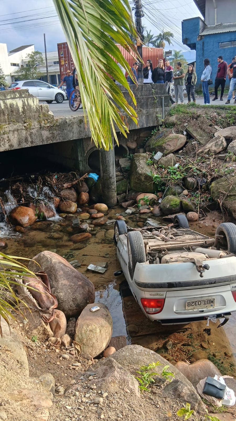 Carro cai em rio após batida no Norte de SC; assista
