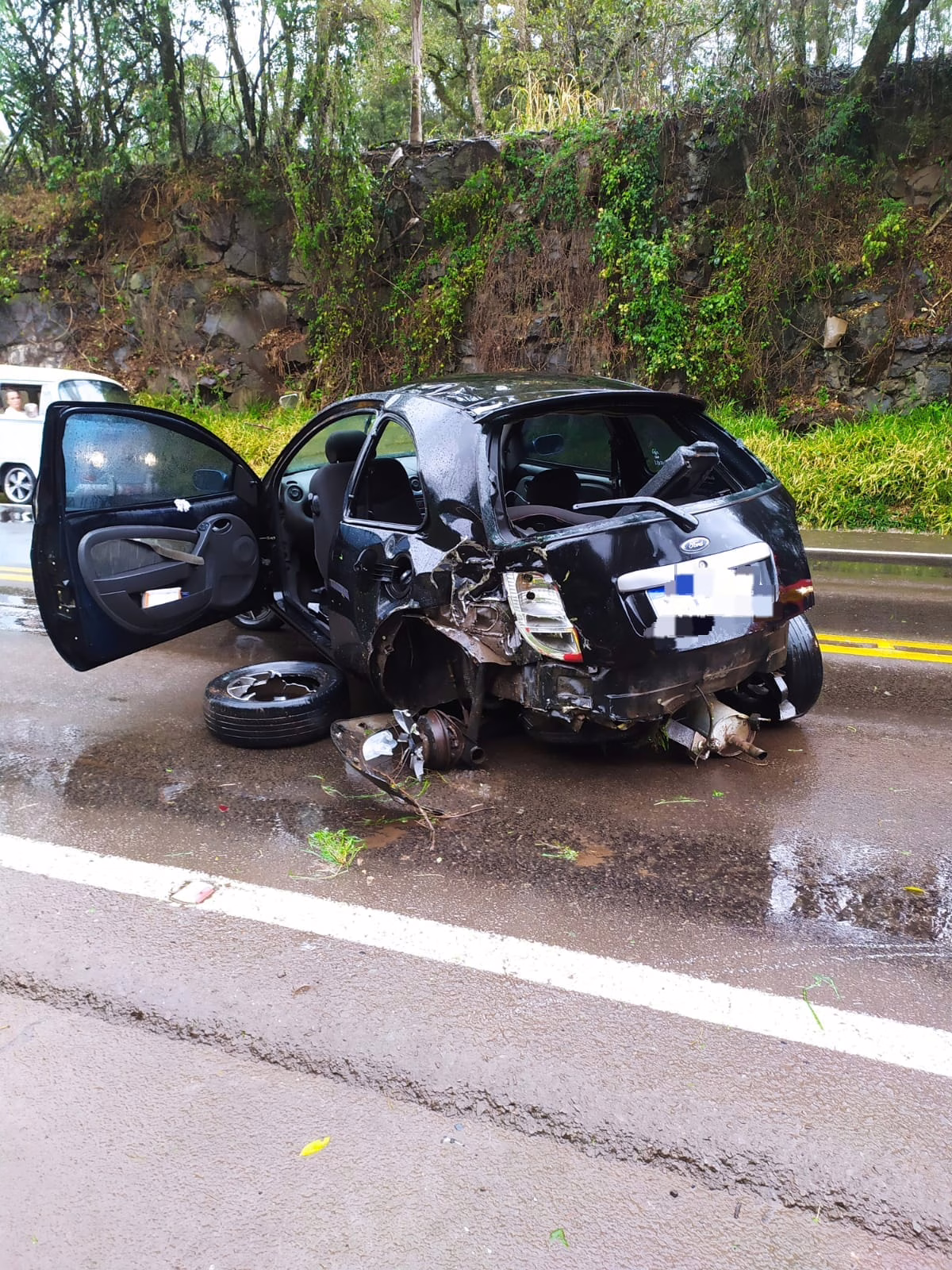 Carro colide contra pedra na BR-282 e deixa feridos