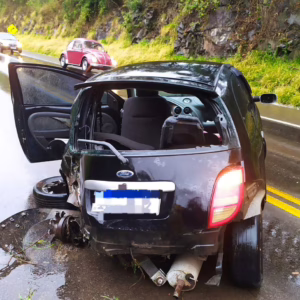 Carro colide contra pedra na BR-282 e deixa feridos | Foto: CBMSC/Divulgação