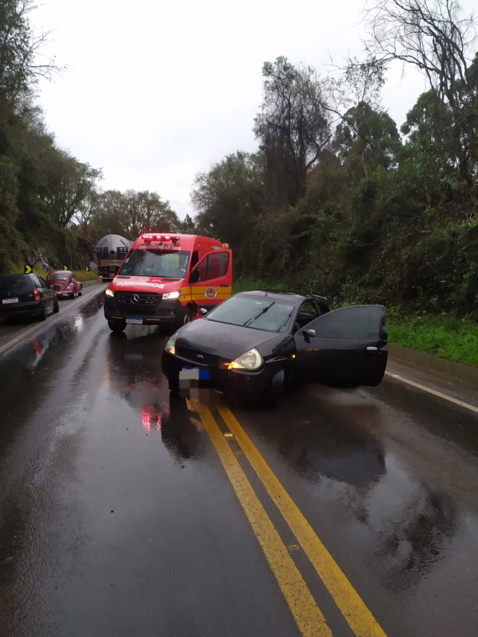 Carro colide contra pedra na BR-282 e deixa feridos