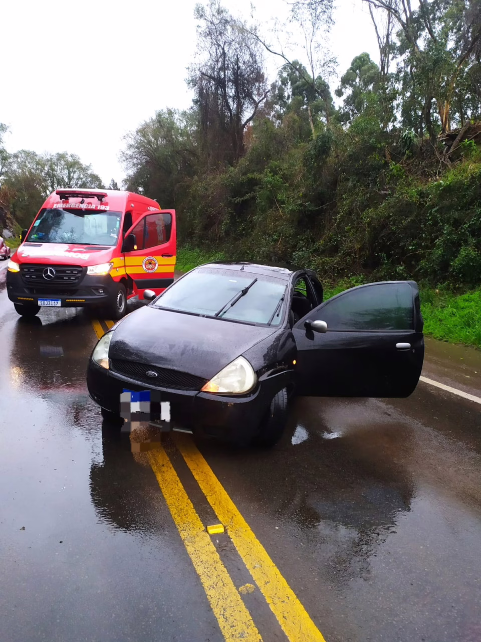 Carro colide contra pedra na BR-282 e deixa feridos