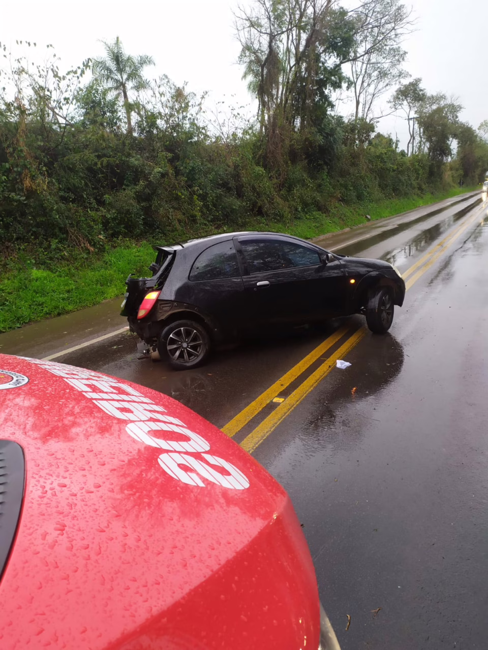 Carro colide contra pedra na BR-282 e deixa feridos