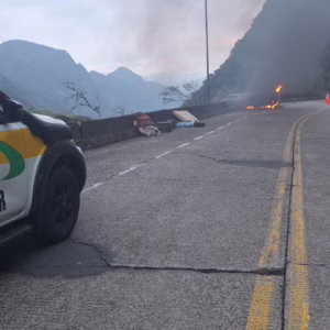 Carro é consumido pelo fogo na Serra do Rio do Rastro | Foto: PMRv Serra