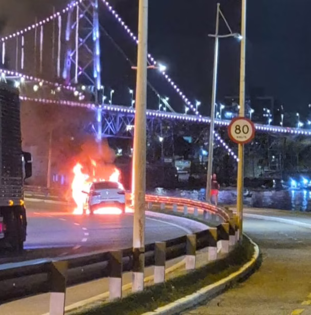 Carro pega fogo na Beira-Mar Norte em Florianópolis | Foto: CBMSC/Divulgação