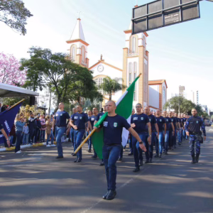 Chapecó celebra 108 anos com desfile na Avenida Getúlio Vargas